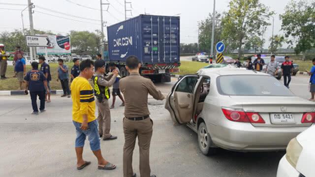 เก๋งชนสนั่นสิบล้อกลางสามแยก รอดชีวิตปาฏิหาริย์!!