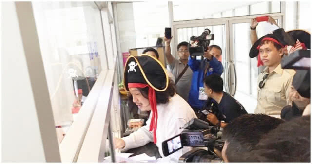 "บก.ลายจุด" มอบเครื่องคิดเลข-สตอรว์เบอร์รี่ ประชดกกต.