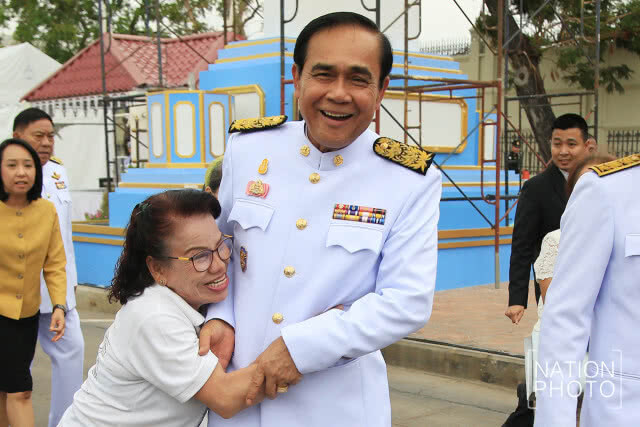 "บิ๊กตู่" อารมณ์ดี ยิ้มรับคะแนนเลือกตั้งได้อันดับที่ 1