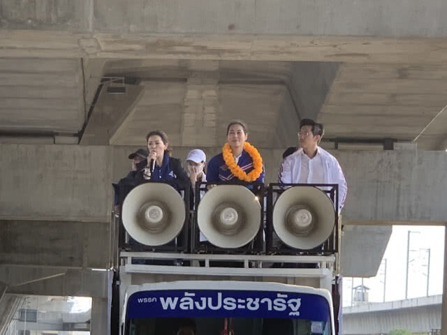 มาดามเดียร์ ขึ้นรถแห่ขอบคุณปชช. ย้ำ "บิ๊กตู่" เป็นนายกฯ คนเดียวที่ทำให้ประเทศสงบ
