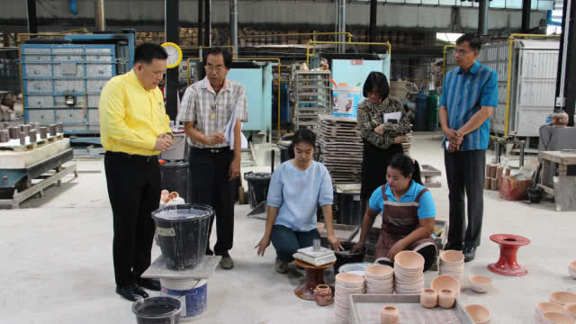 รองปลัดมหาดไทยตรวจโรงงานการผลิต "คนโทบรรจุน้ำ" ในพิธีพลีกรรม