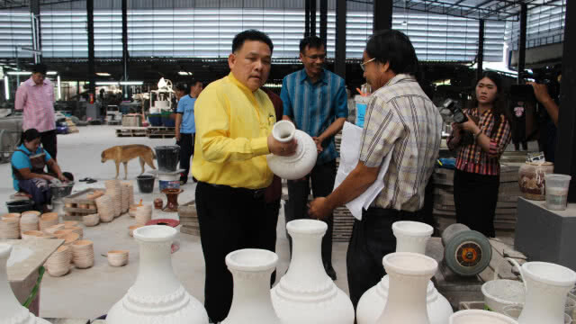 รองปลัดมหาดไทยตรวจโรงงานการผลิต "คนโทบรรจุน้ำ" ในพิธีพลีกรรม