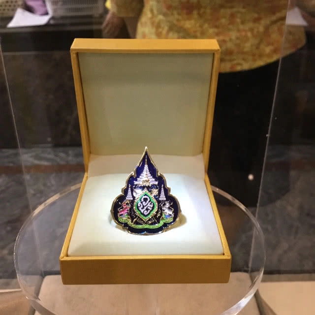 เตรียมเปิดจำหน่ายเข็มที่ระลึกตราสัญลักษณ์พระราชพิธีบรมราชาภิเษก 31 มี.ค.นี้