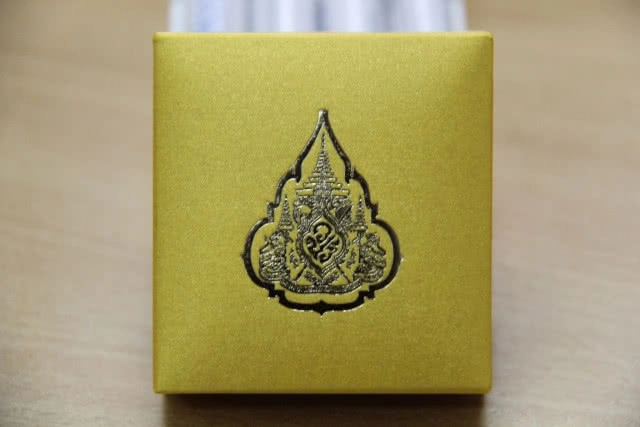 เตรียมเปิดจำหน่ายเข็มที่ระลึกตราสัญลักษณ์พระราชพิธีบรมราชาภิเษก 31 มี.ค.นี้