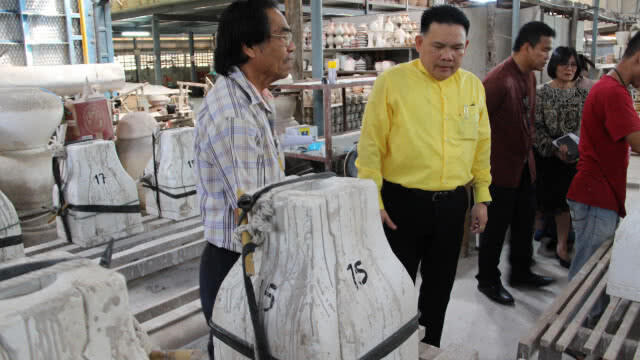 รองปลัดมหาดไทยตรวจโรงงานการผลิต "คนโทบรรจุน้ำ" ในพิธีพลีกรรม
