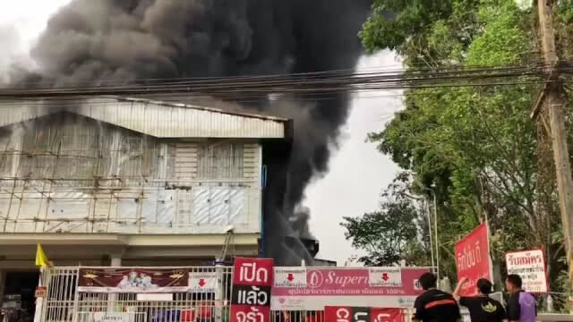 ไฟไหม้ร้านขายอุปกรณ์เครื่องครัวรายใหญ่วอดทั้งหลัง