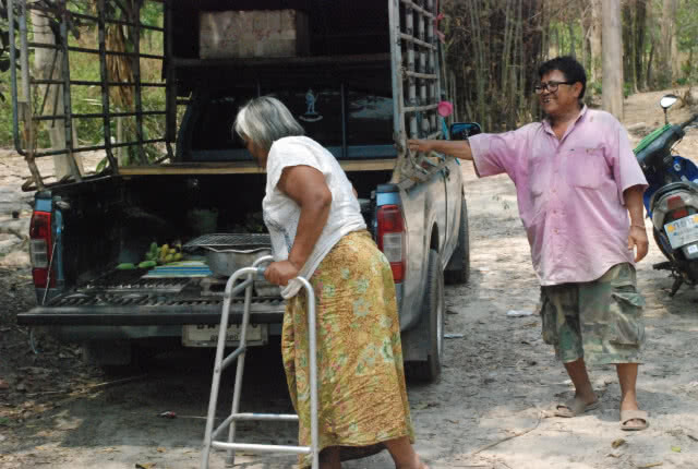 ลูกกตัญญู! ทิ้งงานหลักมาขายไก่ย่างดูแลพ่อแม่พิการ