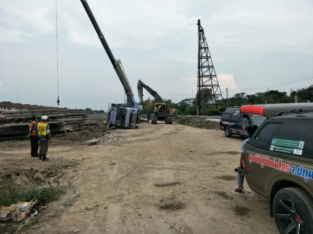 รถบรรทุกพลิกคว่ำแผ่นโครงเหล็กทับคนงานดับ