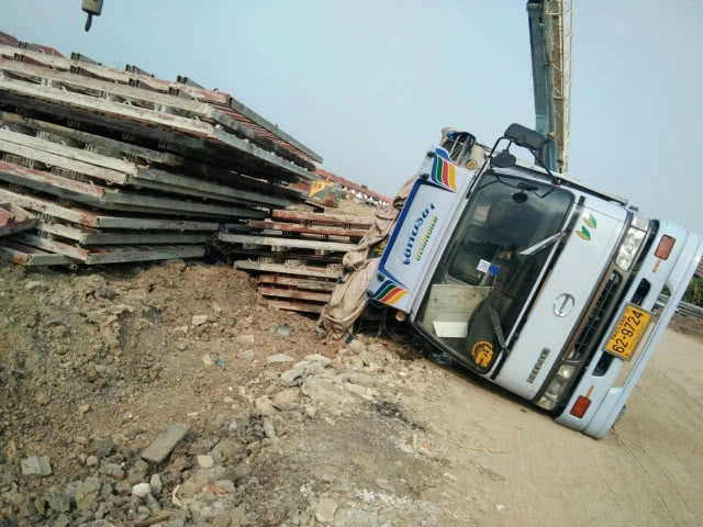 รถบรรทุกพลิกคว่ำแผ่นโครงเหล็กทับคนงานดับ