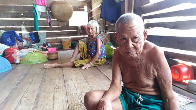 ลูกกตัญญู! ทิ้งงานหลักมาขายไก่ย่างดูแลพ่อแม่พิการ