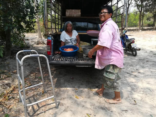 ลูกกตัญญู! ทิ้งงานหลักมาขายไก่ย่างดูแลพ่อแม่พิการ