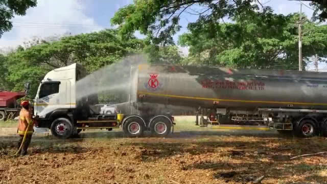 ร้อนระอุ.. น้ำมันพุ่งจากถังกว่า 40,000 ลิตร