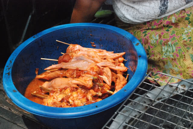 ลูกกตัญญู! ทิ้งงานหลักมาขายไก่ย่างดูแลพ่อแม่พิการ