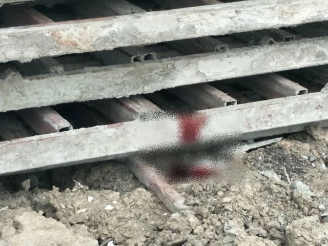 รถบรรทุกพลิกคว่ำแผ่นโครงเหล็กทับคนงานดับ