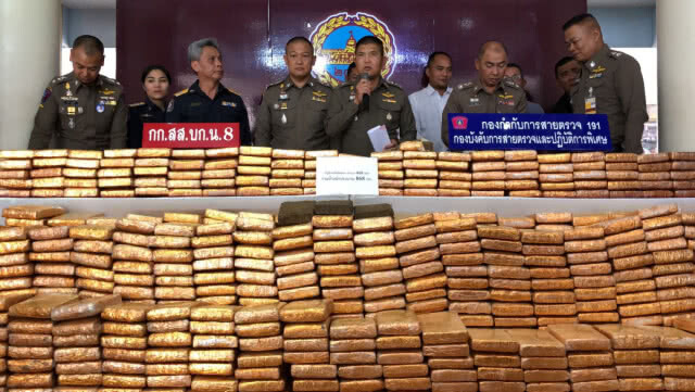 รวบเอเย่น พร้อมกลางกัญชาอัดแท่ง  868 กก.
