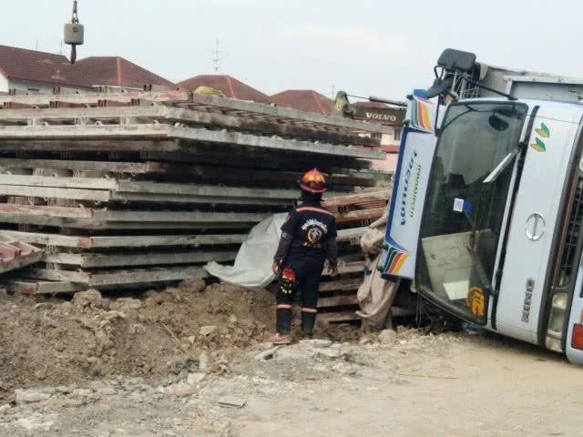 รถบรรทุกพลิกคว่ำแผ่นโครงเหล็กทับคนงานดับ
