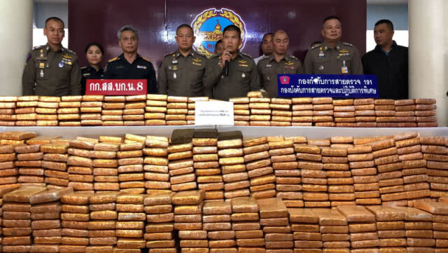 รวบเอเย่น พร้อมกลางกัญชาอัดแท่ง  868 กก.