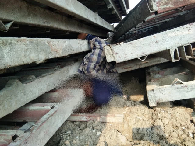 รถบรรทุกพลิกคว่ำแผ่นโครงเหล็กทับคนงานดับ