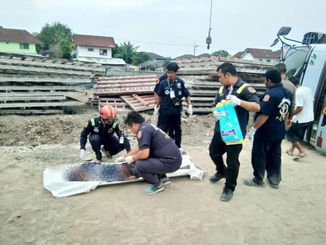 รถบรรทุกพลิกคว่ำแผ่นโครงเหล็กทับคนงานดับ