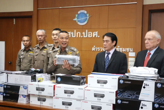 ปอศ.ทลายเครื่อข่ายลอบผลิตจำหน่ายหมึกปลอม ย่านบางบัวทอง