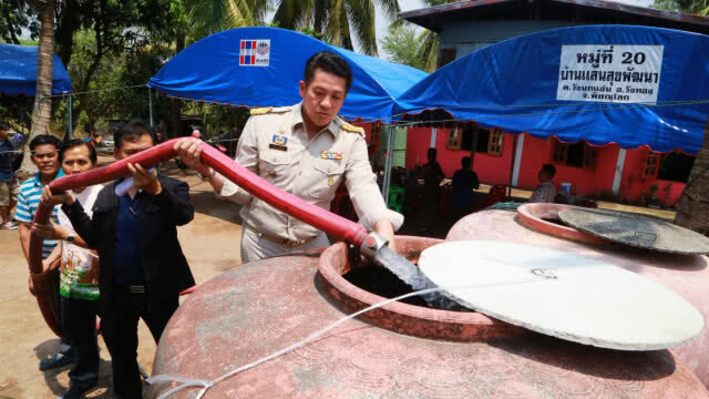 อบจ.แจกจ่ายน้ำให้ราษฎรประสบภัยแล้ง