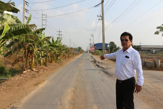 สิบล้อวิ่งทำถนนพัง วอนหน่วยงานแก้ไข