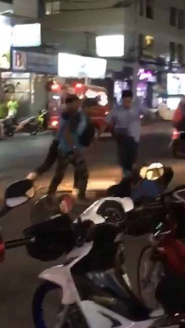หัวร้อน! กลุ่มรถรับจ้าง รุม นทท.ดูไบ หลังตกลงค่าโดยสารไม่ได้