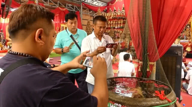 คอหวยส่องเลขอ่างน้ำมนต์ก่อนหวยออก ฤๅษีเณรชี้แจงการทำเลขโสฬสสะระตะ