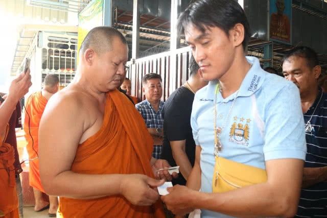 วัดแทบแตก แจกหลวงปู่หลิว