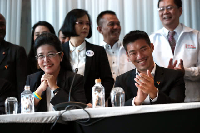 พปชร.ซัด "ธนาธร" กลืนน้ำลายตัวเอง พลิกลิ้นหนุน"หญิงหน่อย" นั่งนายกฯ