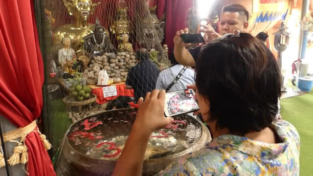 คอหวยส่องเลขอ่างน้ำมนต์ก่อนหวยออก ฤๅษีเณรชี้แจงการทำเลขโสฬสสะระตะ