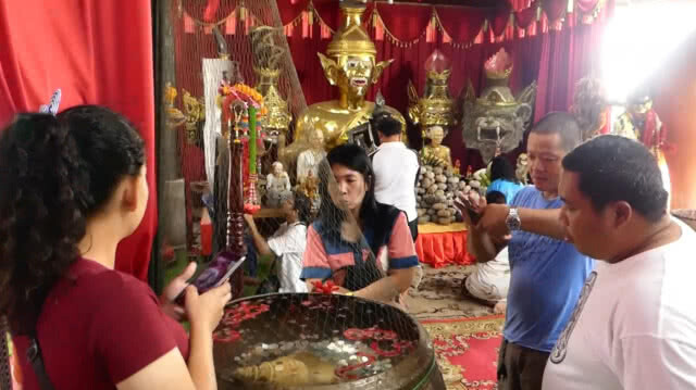 คอหวยส่องเลขอ่างน้ำมนต์ก่อนหวยออก ฤๅษีเณรชี้แจงการทำเลขโสฬสสะระตะ