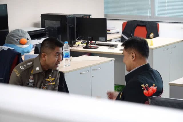 "ติวเตอร์หมู" เข้ารับทราบข้อกล่าวหา ปอท. หลังโพสต์ข้อความอันเป็นเท็จ กรณี กกต.เตรียมแจกใบแดง