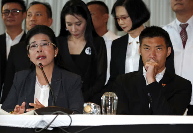 พปชร.ซัด "ธนาธร" กลืนน้ำลายตัวเอง พลิกลิ้นหนุน"หญิงหน่อย" นั่งนายกฯ