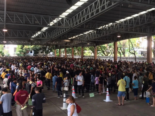 กรมประชาสัมพันธ์แน่น! ปชช.แห่ซื้อเสื้อเหลือง-เข็มที่ระลึก งานพิธีบรมราชาภิเษกฯ