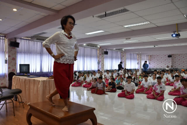ปิดภาคเรียนฤดูร้อน เด็กเยาวชนแห่เรียนโขน