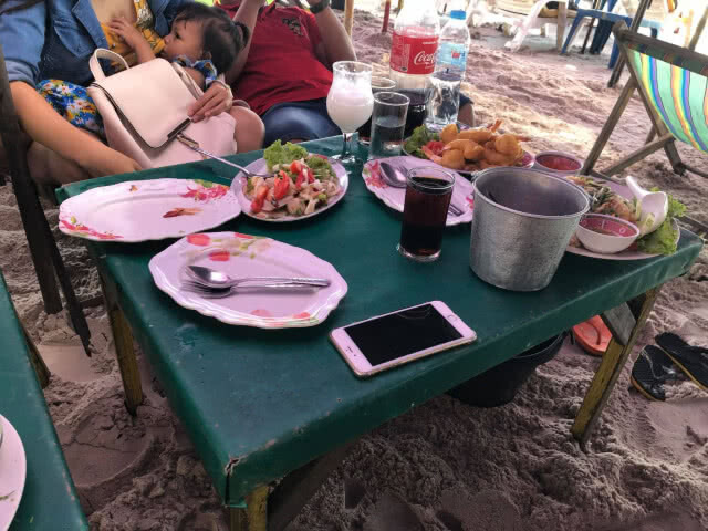 สาวโพสต์เตือน 'กลอุบายร้านชายหาดหัวหิน-นั่งฟรี บังคับสั่งอาหารราคาแพง'