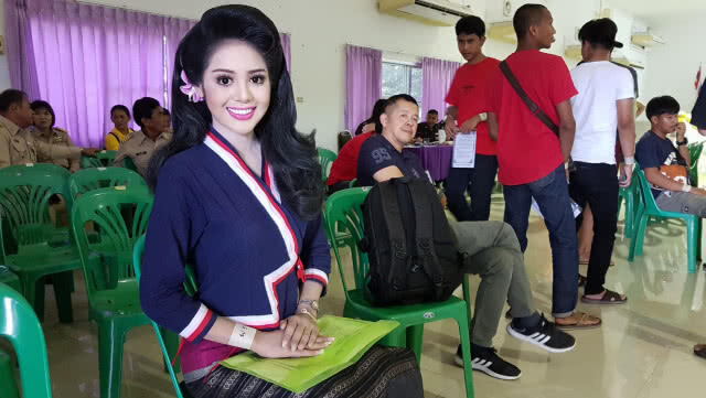 ดีกรีนางงามสวมผ้าไทยนุ่งซิ่น มาคัดเลือกทหาร