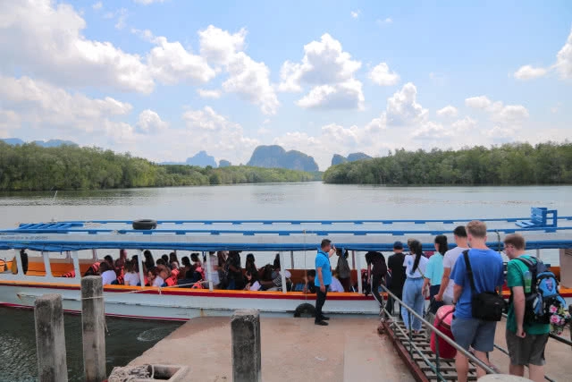 นักท่องเที่ยวไทย-เทศ แห่เที่ยวอ่าวพังงา