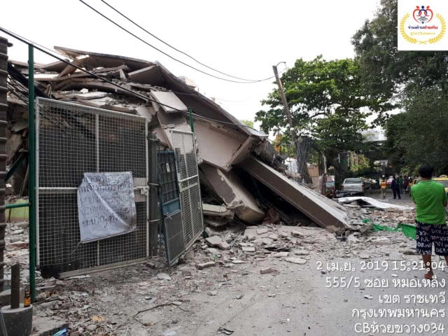 ด่วน!! อาคารย่านดินแดงทรุดถล่มทับรถยนต์พังยับ