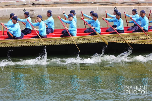 ฝึกซ้อมกำลังพลฝีพายประจำเรือพระที่นั่งสุพรรณหงส์