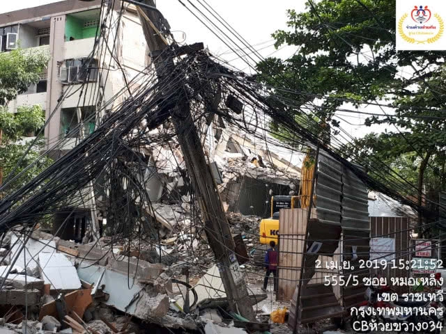 ด่วน!! อาคารย่านดินแดงทรุดถล่มทับรถยนต์พังยับ
