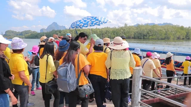 นักท่องเที่ยวไทย-เทศ แห่เที่ยวอ่าวพังงา