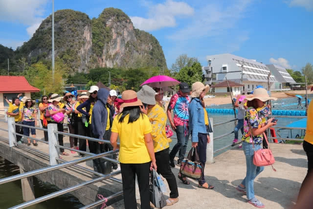 นักท่องเที่ยวไทย-เทศ แห่เที่ยวอ่าวพังงา