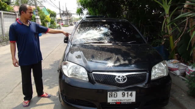 รวบหนุ่มใหญ่คลั่ง ไล่ทุบตีรถยนต์เสียหาย