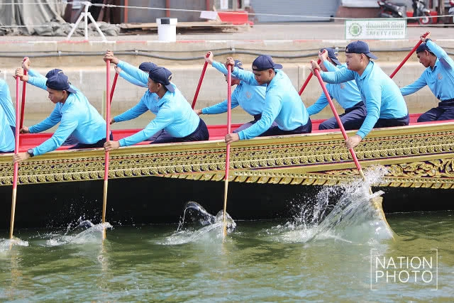 ฝึกซ้อมกำลังพลฝีพายประจำเรือพระที่นั่งสุพรรณหงส์