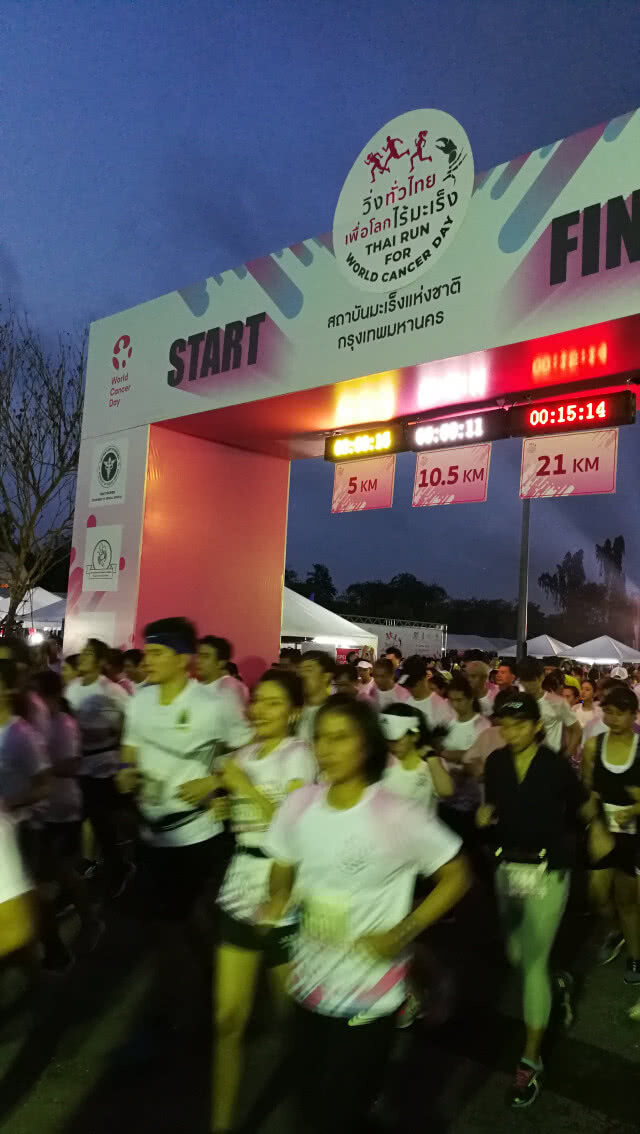 ( คลิปข่าว)  2,000 นักวิ่ง ร่วมวิ่งเพื่อโลกไร้มะเร็ง