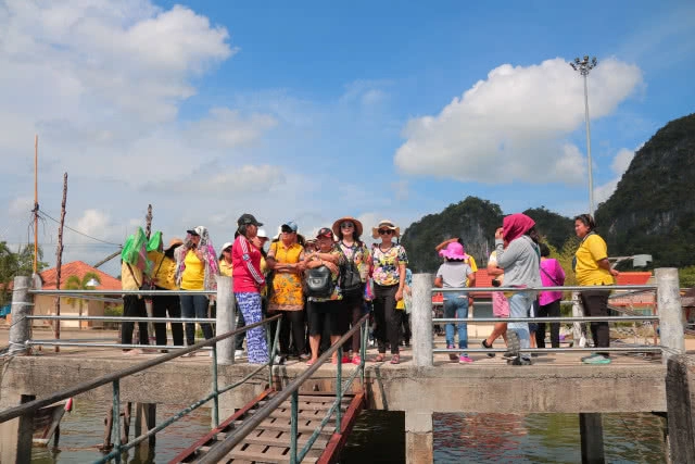 นักท่องเที่ยวไทย-เทศ แห่เที่ยวอ่าวพังงา