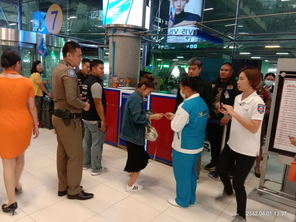 สนามบินสุวรรณภูมิชื่นชมแม่บ้านทำความสะอาดห้องน้ำ ส่งคืนกระเป๋าที่ผู้โดยสารลืมในห้องน้ำหญิง