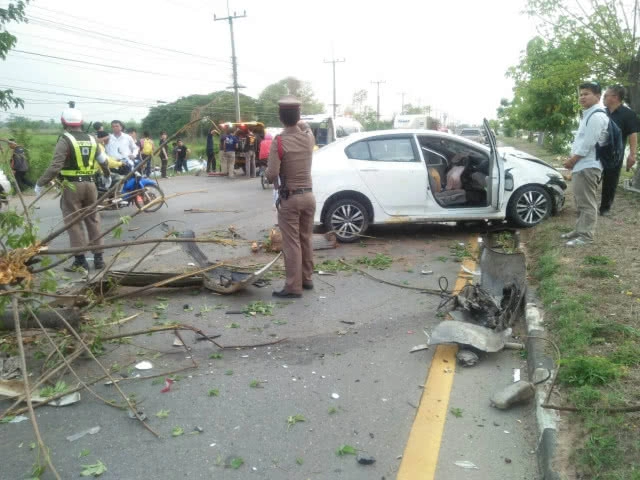 เก๋งชนท้ายกระบะข้ามเกาะกลางเสยรถสวนทาง นักร้องสาวดังดับ